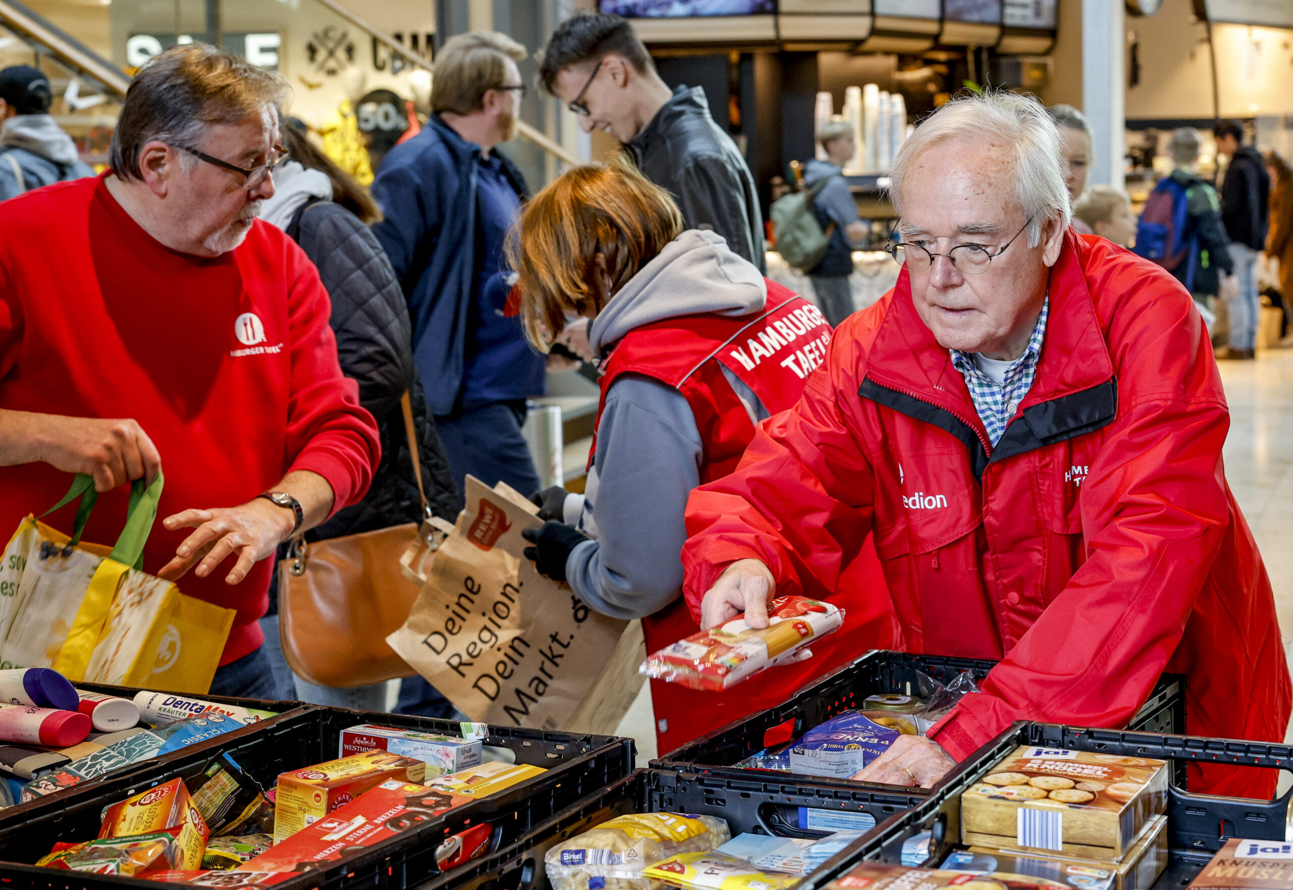 Erfolgreiche Spendenaktion für die Hamburger Tafel in drei Einkaufszentren im September – am 24. November findet wieder eine statt.