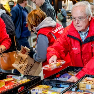 Erfolgreiche Spendenaktion für die Hamburger Tafel in drei Einkaufszentren im September – am 24. November findet wieder eine statt.