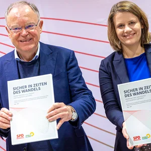 Stephan Weil und Julia Willie Hamburg nach der Unterzeichnung des Koalitionsvertrages in Niedersachsen.