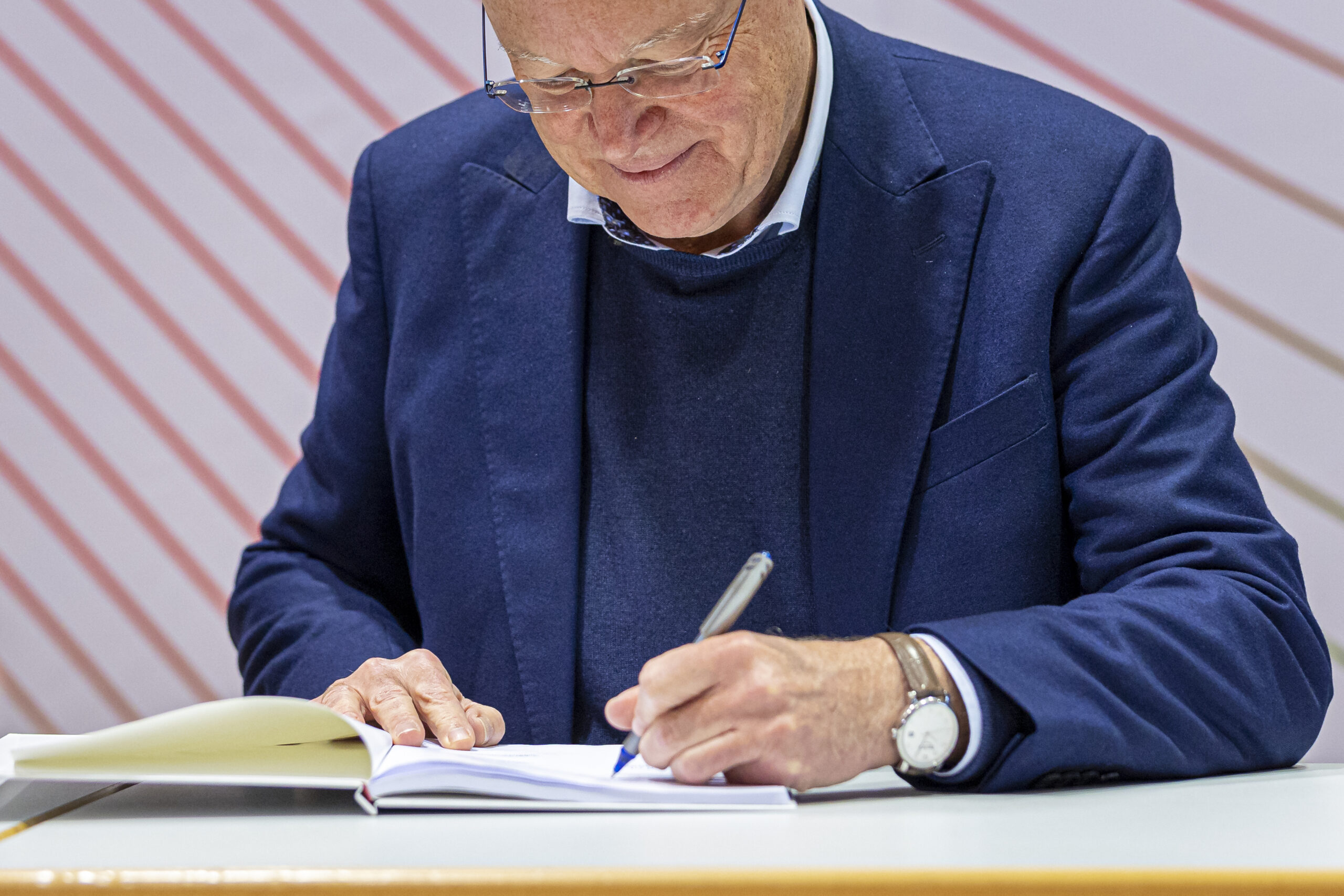 Der Ministerpräsident Stephan Weil unterzeichnet den Koalitionsvertrag.