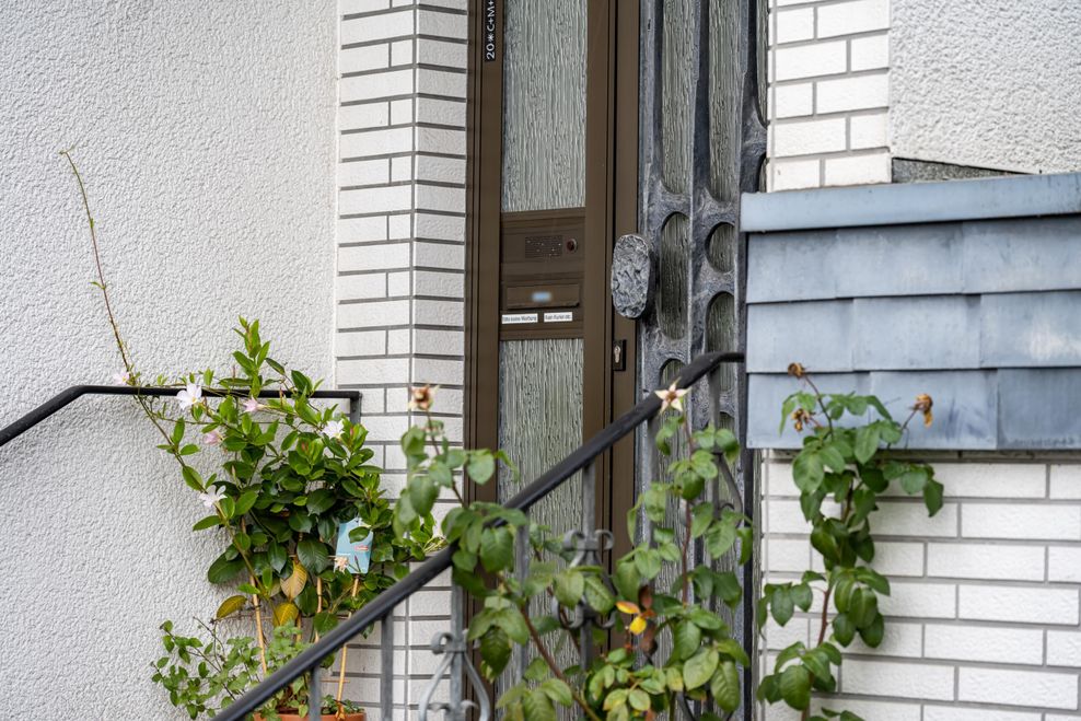 Blick auf das Haus im sauerländischen Attendorn, in dem ein achtjähriges Mädchen fast sein gesamtes Leben lang festgehalten worden sein soll.