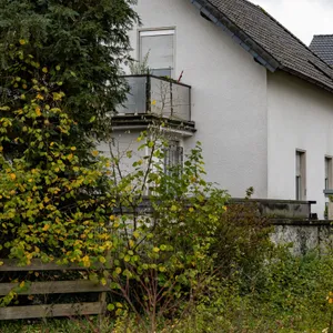 Blick auf das Haus im sauerländischen Attendorn, in dem ein achtjähriges Mädchen fast sein gesamtes Leben lang festgehalten worden sein soll.