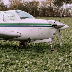 Das am Samstag notgelandete Privatflugzeug steht in einem Rapsfeld bei Mechow.