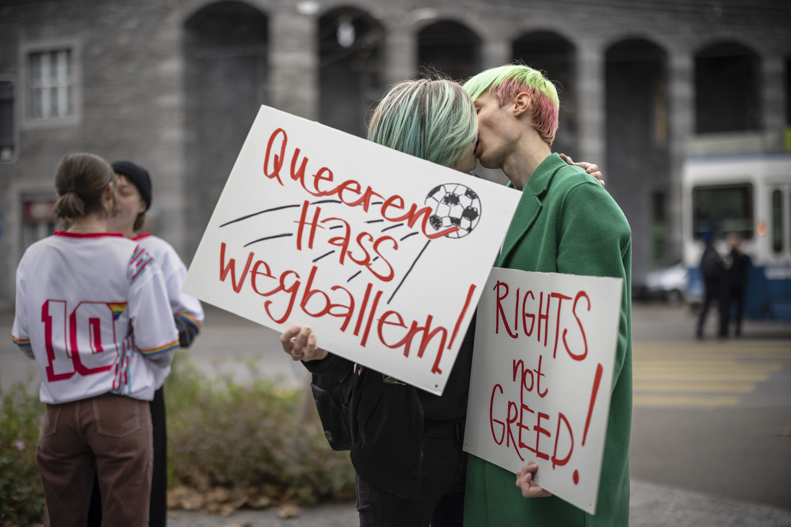 Demonstranten vor dem FIFA-Museum in Zürich