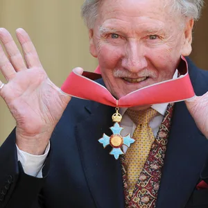 Der Schauspieler Leslie Phillips zeigt einen orden, der ihm von der britischen Königin im Buckingham Palace verliehen wurde
