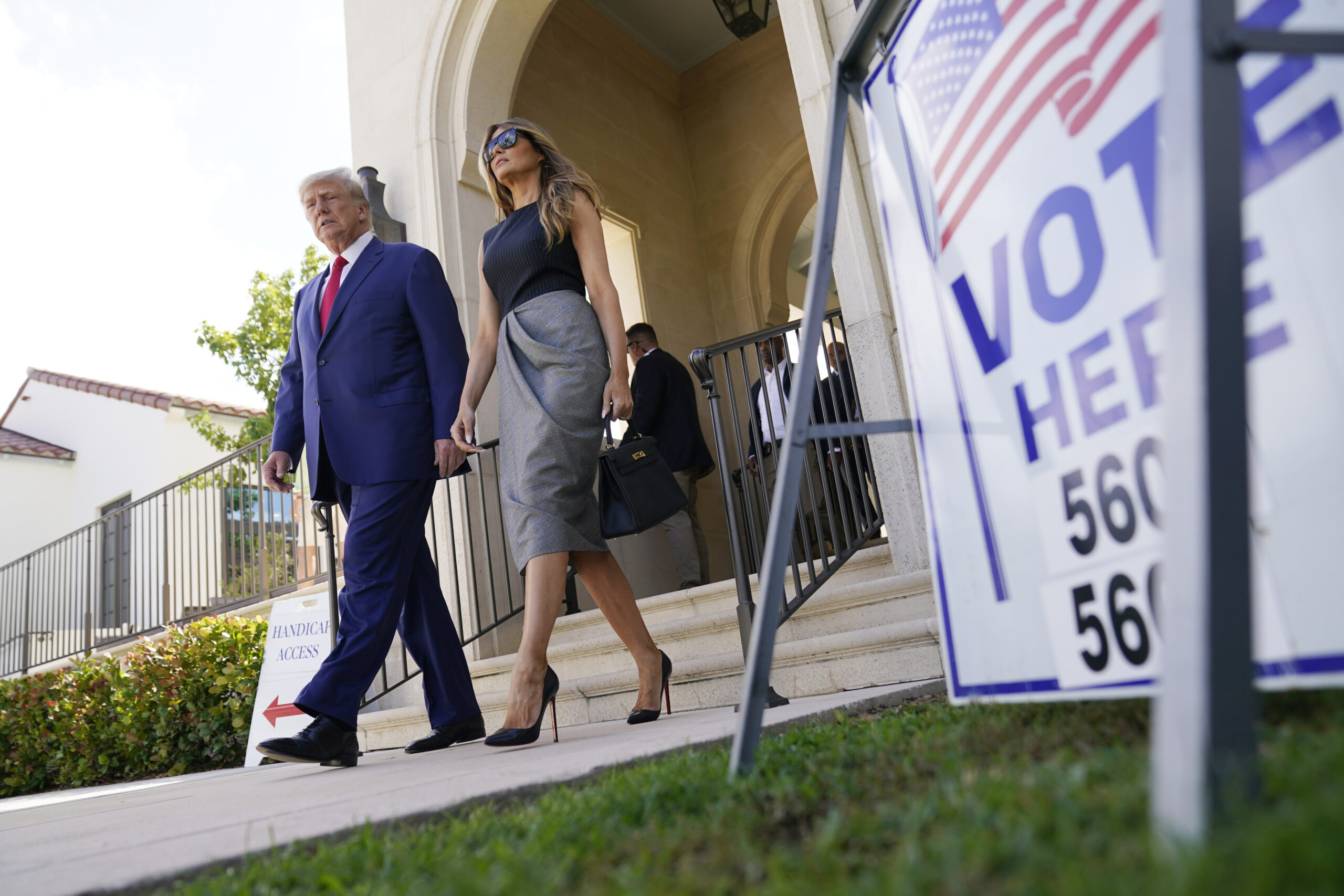 Donald Trump, ehemaliger Präsident der USA, und Melania Trump, ehemalige First Lady der USA, kommen aus dem Wahllokal in Florida.