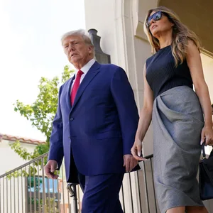 Donald Trump, ehemaliger Präsident der USA, und Melania Trump, ehemalige First Lady der USA, kommen aus dem Wahllokal in Florida.