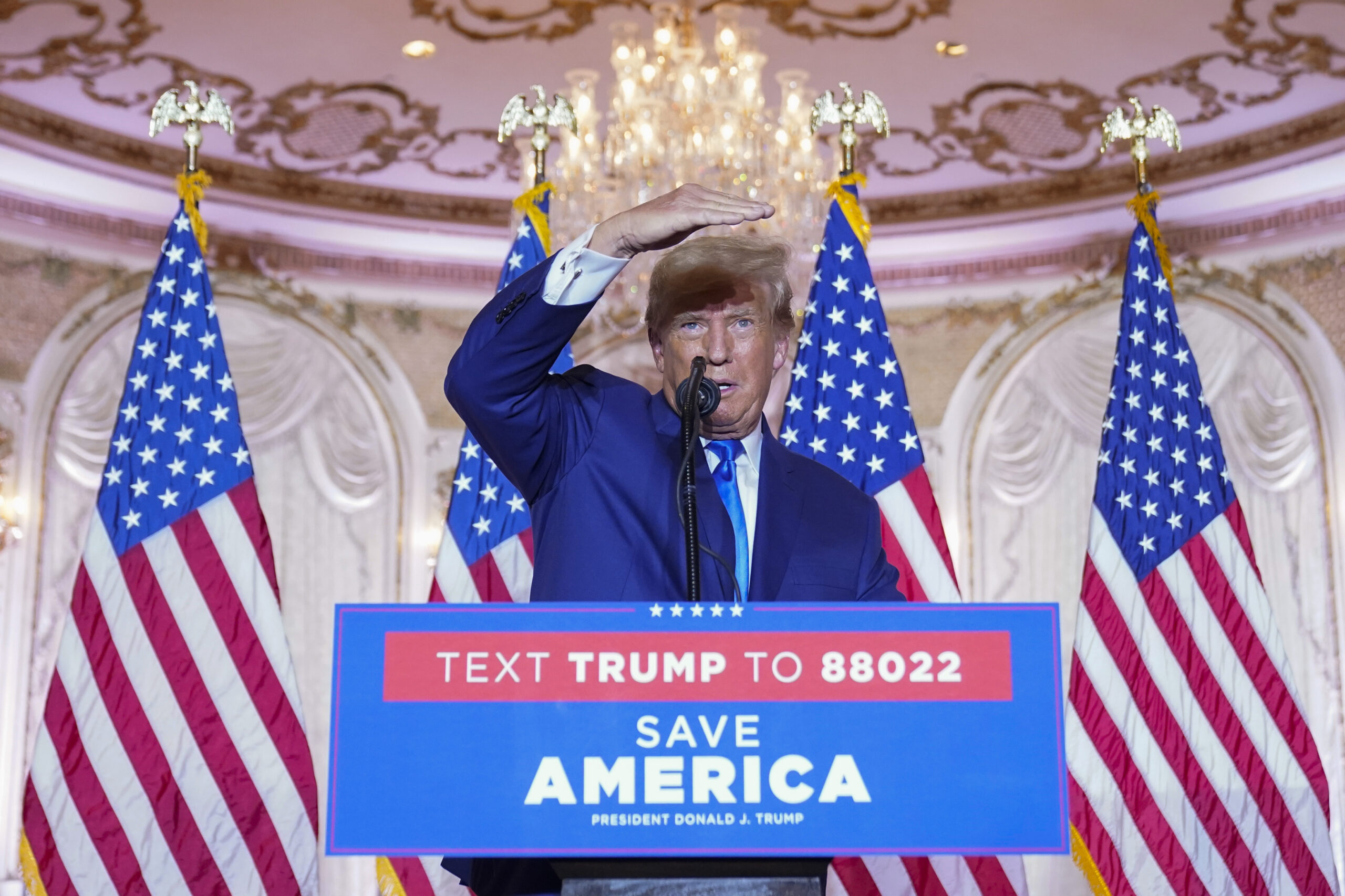 Der ehemalige Präsident Donald Trump spricht am Wahltag im Mar-a-Lago zu Unterstützern
