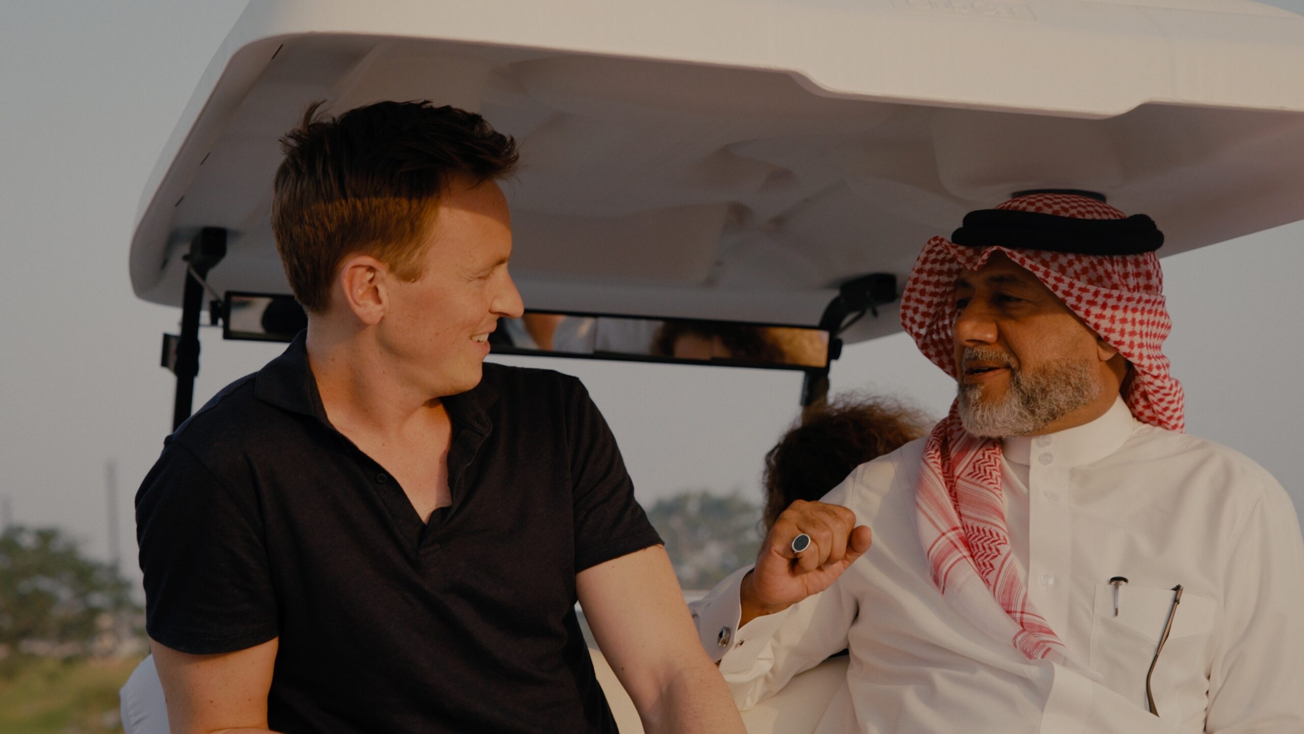 ZDF-Sportmoderator Jochen Bre spricht auf der Reportagereise in Katar mit WM-Botschafter Khalid Salman.