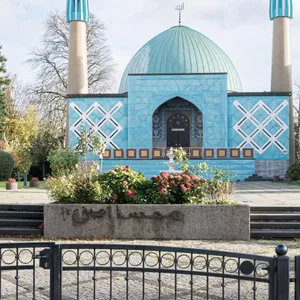 Die Imam-Ali-Moschee, auch Blaue Moschee genannt, an der Außenalster. Der Dachverband der Schiiten kämpft für das Islamische Zentrum Hamburg.