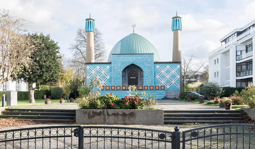 Die Imam-Ali-Moschee, auch Blaue Moschee genannt, an der Außenalster. Der Dachverband der Schiiten kämpft für das Islamische Zentrum Hamburg.