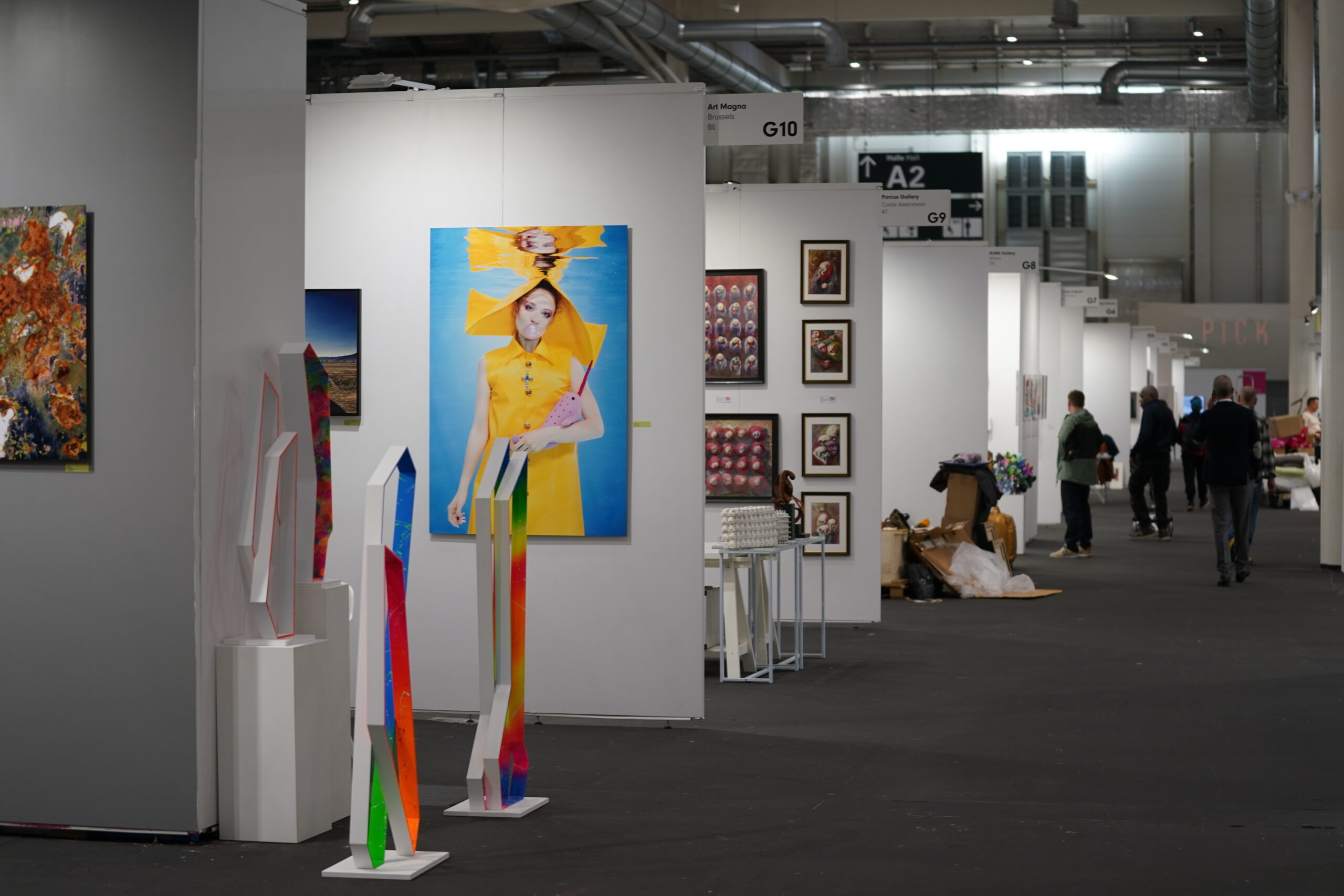 Galeristen bereiten ihre Stände auf der Kunstmesse Affordable Art Fair in der Messehalle A3 auf die Eröffnung vor.