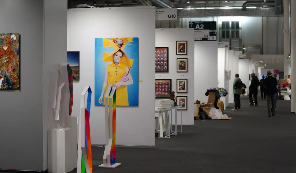 Galeristen bereiten ihre Stände auf der Kunstmesse Affordable Art Fair in der Messehalle A3 auf die Eröffnung vor.