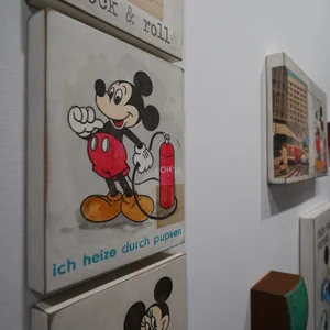 „Ich heize durch pupsen“ steht auf einem Kunstwerk an einem Stand.