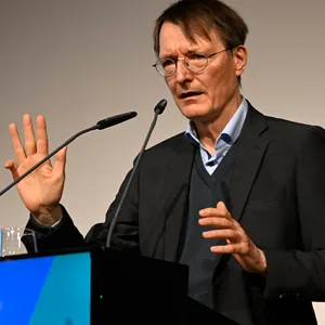 Gesundheitsminister Karl Lauterbach bei einer Rede