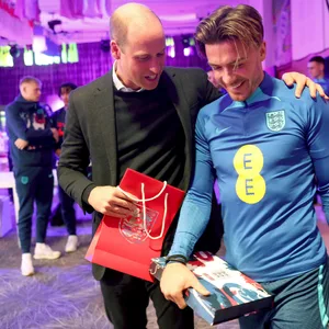 Prinz William im gut gelaunten Austausch mit Englands Nationalspieler Jack Grealish