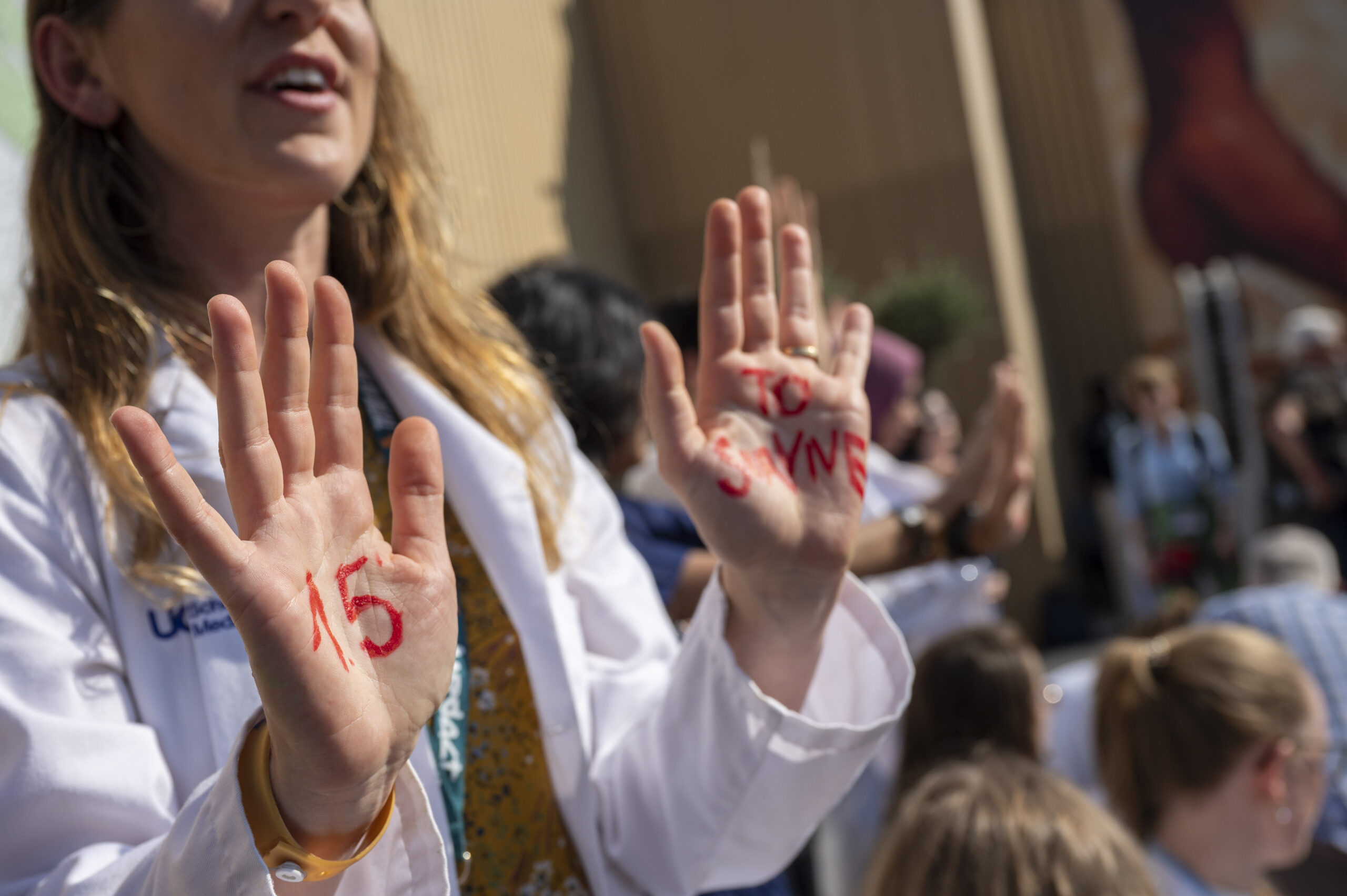 Eine Teilnehmerin bei einer Demonstration für das 1,5 Grad Ziel von Ärzten und Medizinstudenten aus mehreren Ländern beim UN-Klimagipfel COP27 hat sich mit roter Farbe „1.5 to survive“ auf die Hände gemalt.