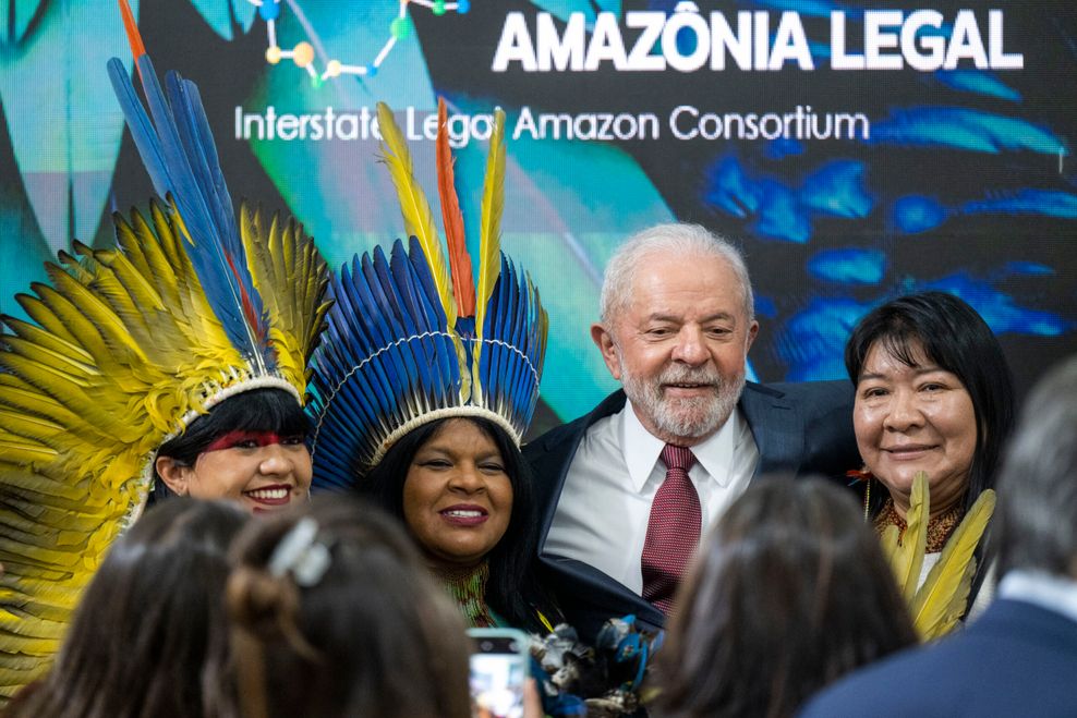 Luiz Inacio Lula da Silva (M), Präsident von Brasilien, steht beim UN-Klimagipfel COP27 auf einer Bühne im brasilianischen Pavillon mit indigenen Frauen aus dem Amazonasgebiet.