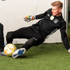 Amateurfußballer Tony Quindt während eines Fußballspiels in der Halle