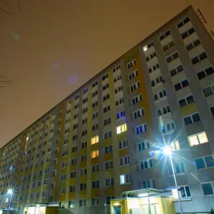 Ein großes Hochhaus bei Nacht.