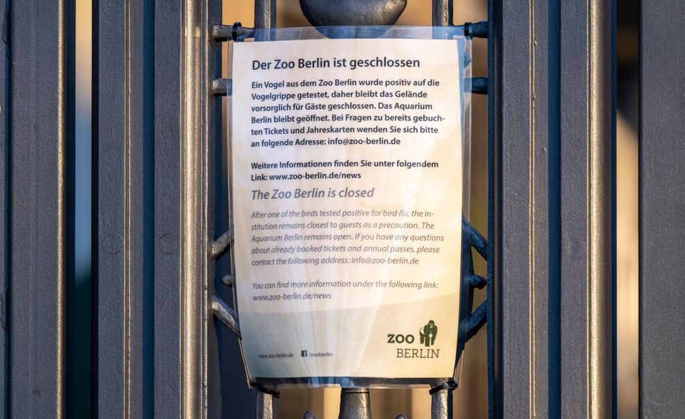 Zettel der anzeigt, dass der Berliner Zoo geschlossen ist.
