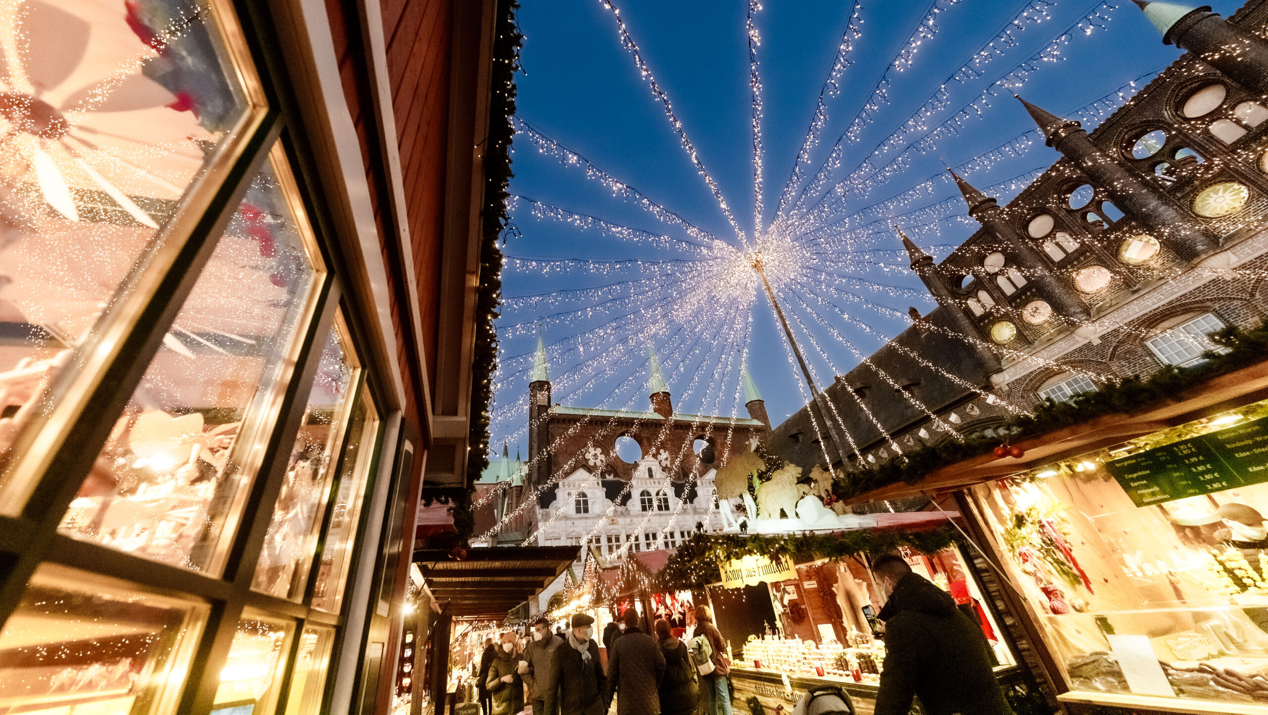Der Lübecker Weihnachtsmarkt auf dem Rathausmarkt in 2021.