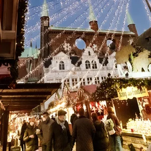 Der Lübecker Weihnachtsmarkt auf dem Rathausmarkt in 2021.