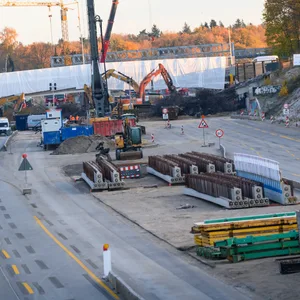 Bagger, Kräne und weitere Baufahrzeuge arbeiteten am Wochenende an Brücken über die A7.