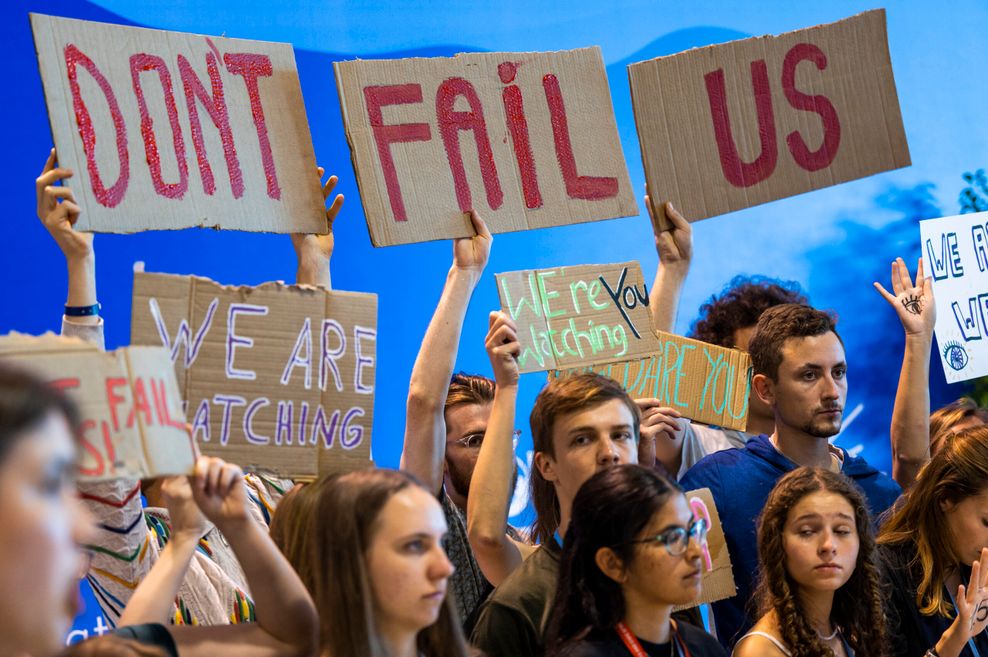 Teilnehmer einer Demonstration auf dem UN-Klimagipfel COP27 halten Plakate und setzen sich für das 1,5-Grad-Ziel, den globalen Temperaturanstieg auf 1,5 Grad Celsius zu begrenzen, ein.