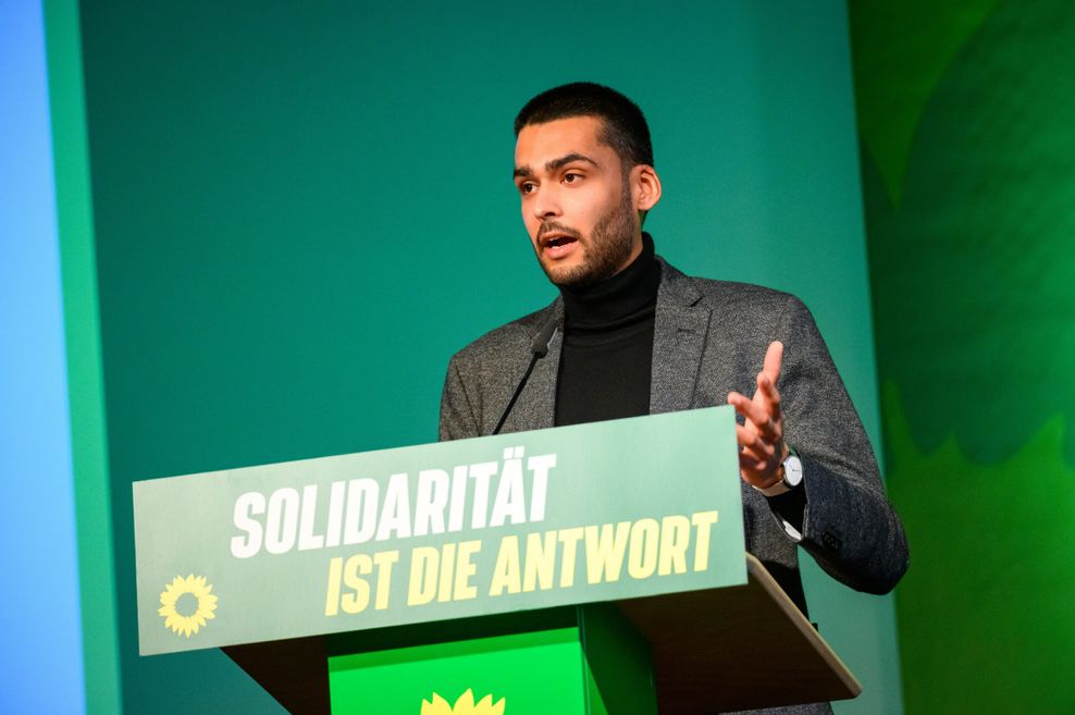 Leon Alam, stellvertretender Landesvorsitzender von Bündnis 90/Die Grünen in Hamburg, spricht während des Landesparteitags auf der Bühne im Bürgerhaus Wilhelmsburg.