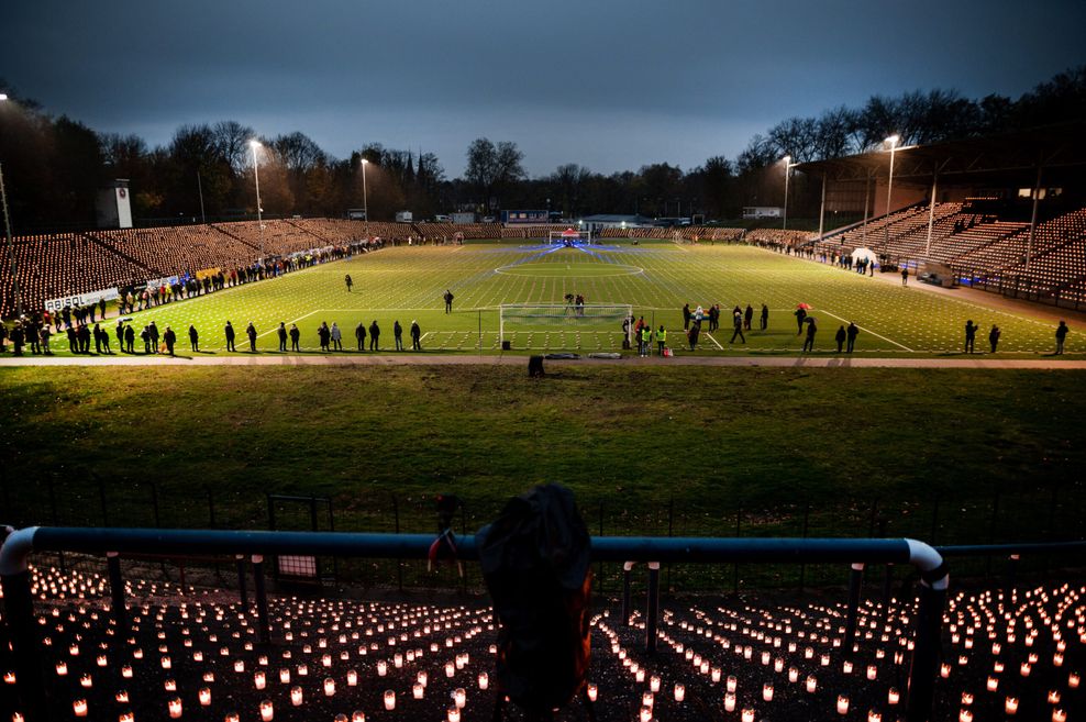 Rund 20.000 Grabkerzen stehen auf den Rängen des Stadions am Schloss Strünkede, um denen beim Bau der WM-Stadien gestorbenen Gastarbeitern zu gedenken.