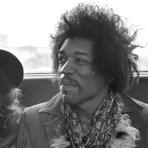 Jimi Hendrix (r.) und der Bassgitarrist Noel Redding nach ihrer Landung in Hamburg im Januar 1969.
