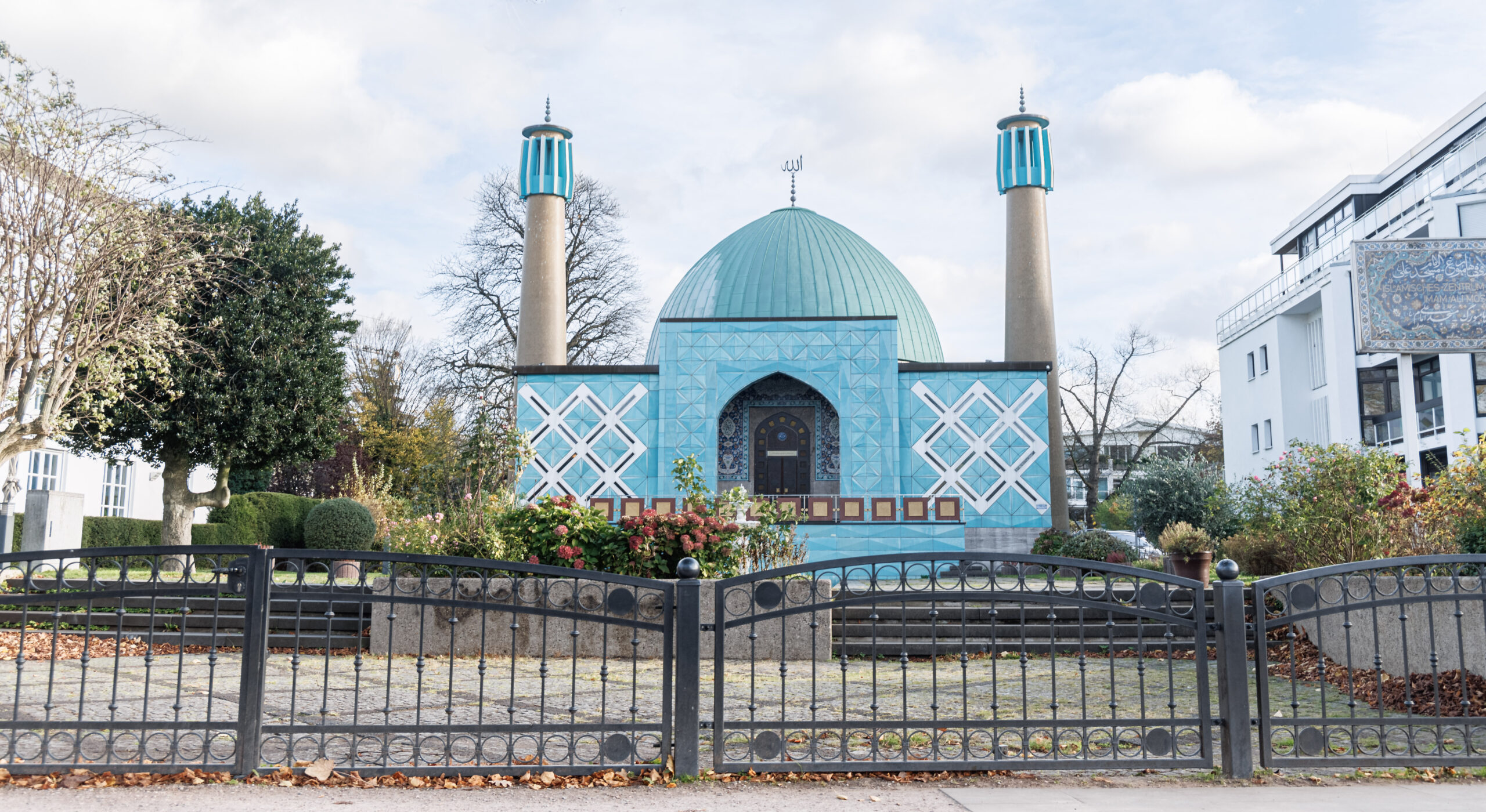 Das Islamische Zentrum Hamburg (IZH) der Imam-Ali-Moschee, auch Blaue Moschee genannt, ist aus dem Rat der Islamischen Gemeinschaften in Hamburg (Schura) ausgetreten.