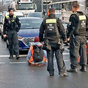 Aktivisten der „Letzten Generation“ bei einer Straßenblockade in Berlin.