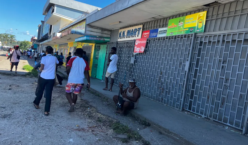 Menschen versammeln sich nach einem Erdbeben vor verschlossenen Geschäften. Die Salomonen im Südpazifik sind von einem massiven Erdbeben erschüttert worden.