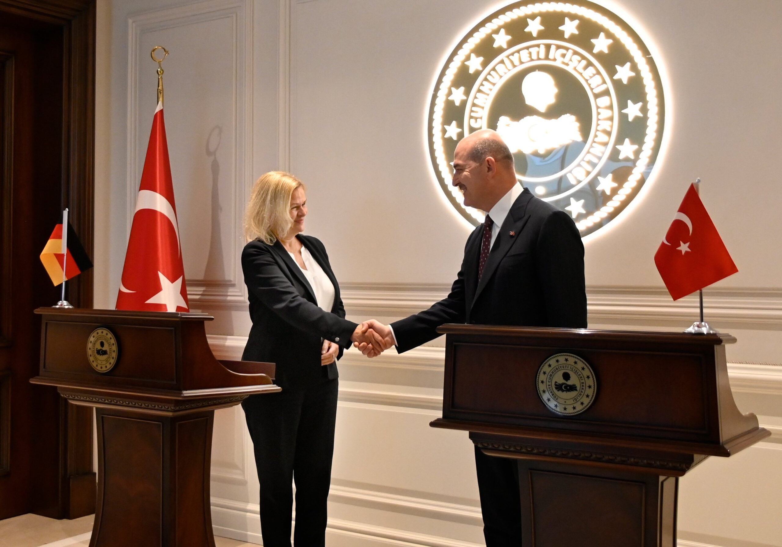 Bundesinnenministerin Nancy Faeser (l, SPD) trifft den türkischen Innenminister Süleyman Soylu.