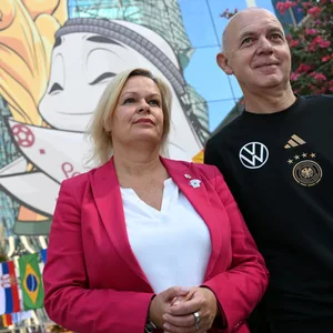 Nancy Faeser und DFB-Präsident Bernd Neuendorf in Katar.