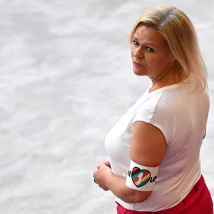 Nancy Faeser beim Auftaktspiel der DFB-Elf. Am Arm die „One Love“-Binde.