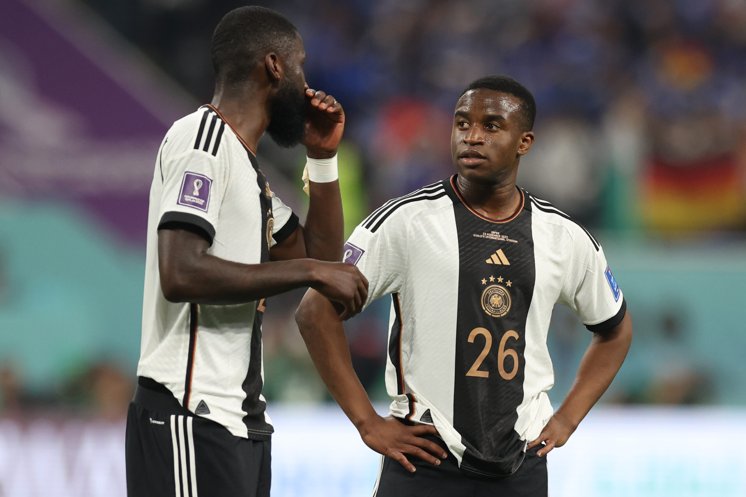 Youssoufa Moukoko und Antonio Rüdiger im Austausch beim WM-Spiel gegen Japan