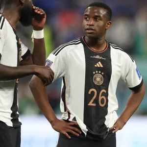 Youssoufa Moukoko und Antonio Rüdiger im Austausch beim WM-Spiel gegen Japan