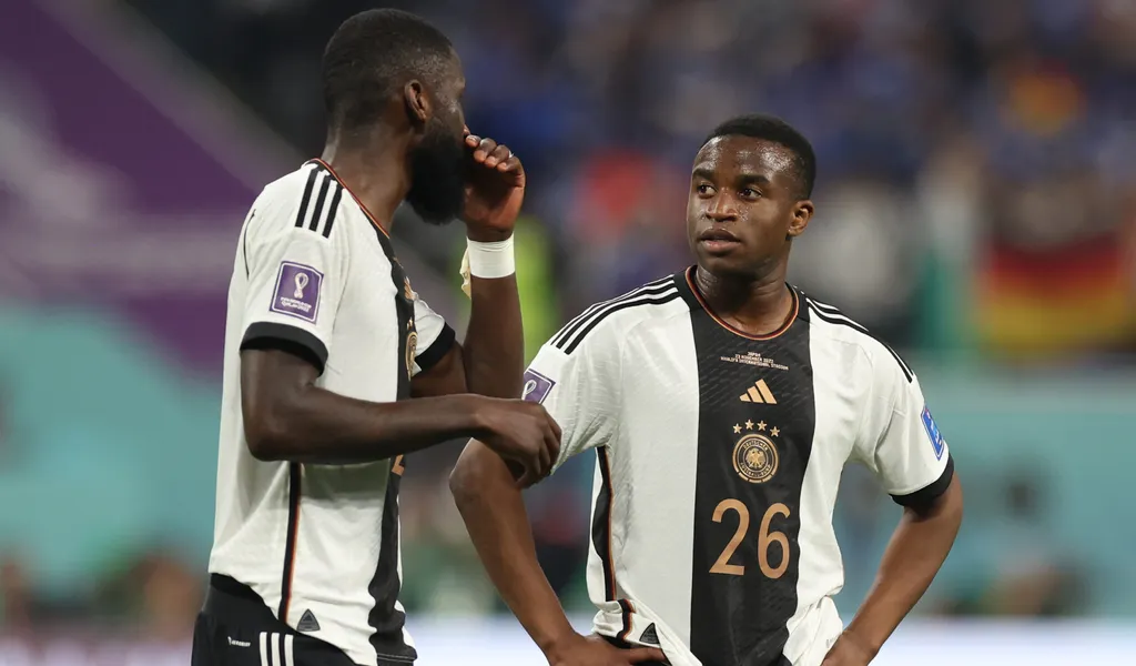 Youssoufa Moukoko und Antonio Rüdiger im Austausch beim WM-Spiel gegen Japan