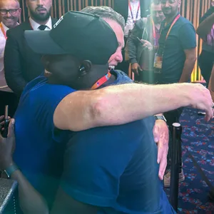 Louis van Gaal umarmt Journalisten Papa Gueye