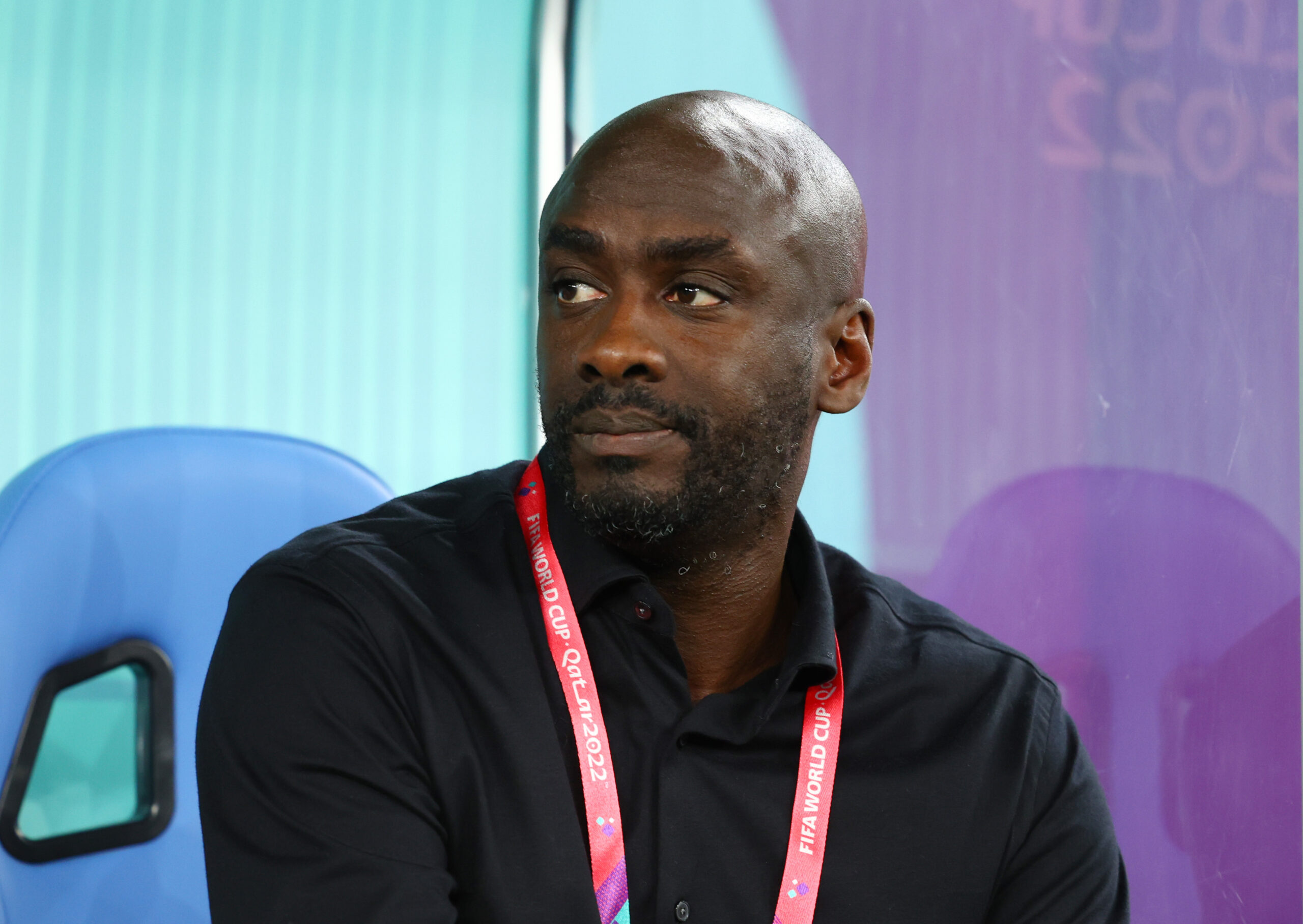 Ghana-Coach Otto Addo sitzt während des Spiels gegen Portugal auf der Trainerbank.