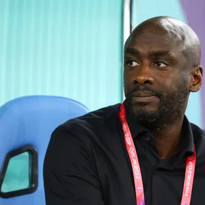 Ghana-Coach Otto Addo sitzt während des Spiels gegen Portugal auf der Trainerbank.