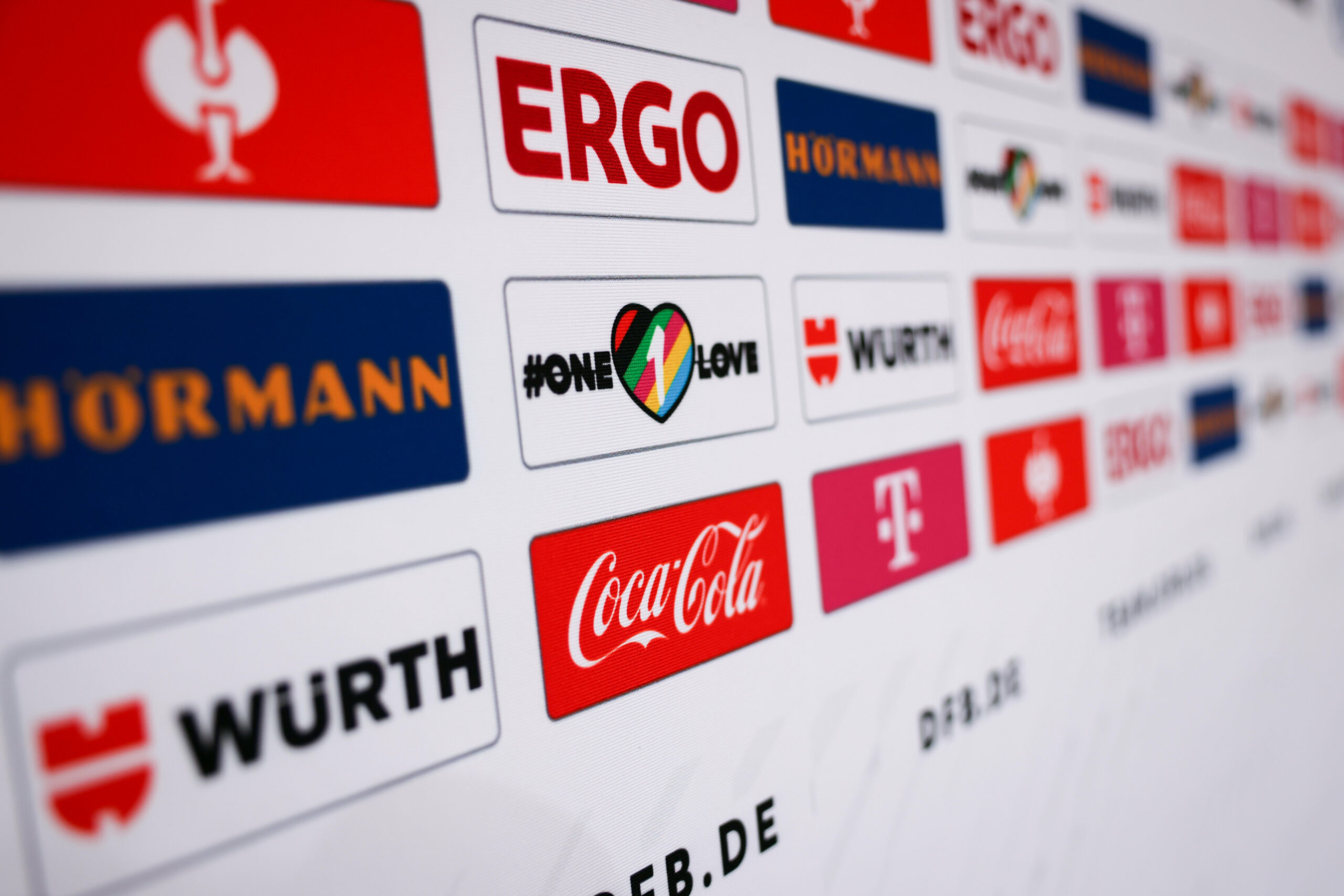 Werbetafel des DFB bei der WM 2022