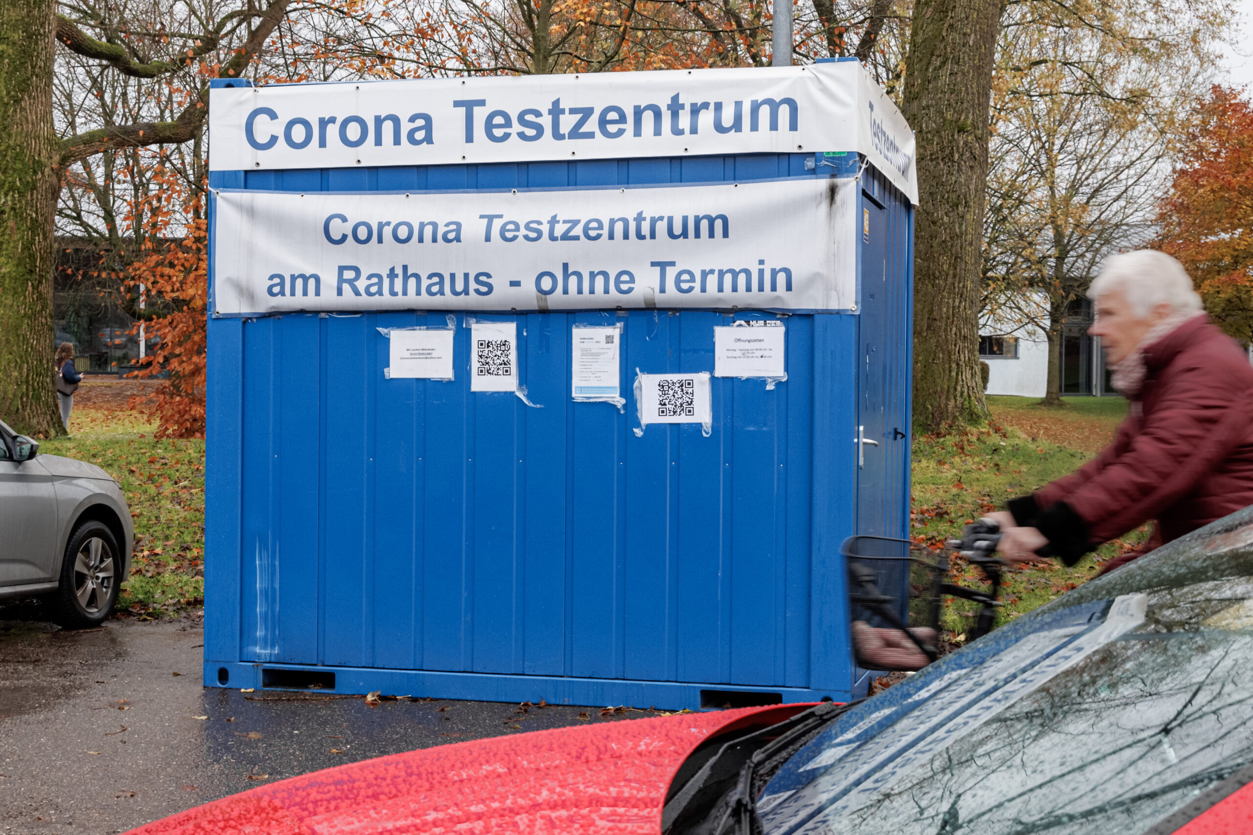 Ein in einem Container untergebrachtes Corona Testzentrum steht auf einem Parkplatz.