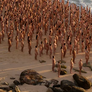 Hunderte von nackten Menschen posieren für den Künstler und Fotografen Spencer Tunick am Bondi Beach.