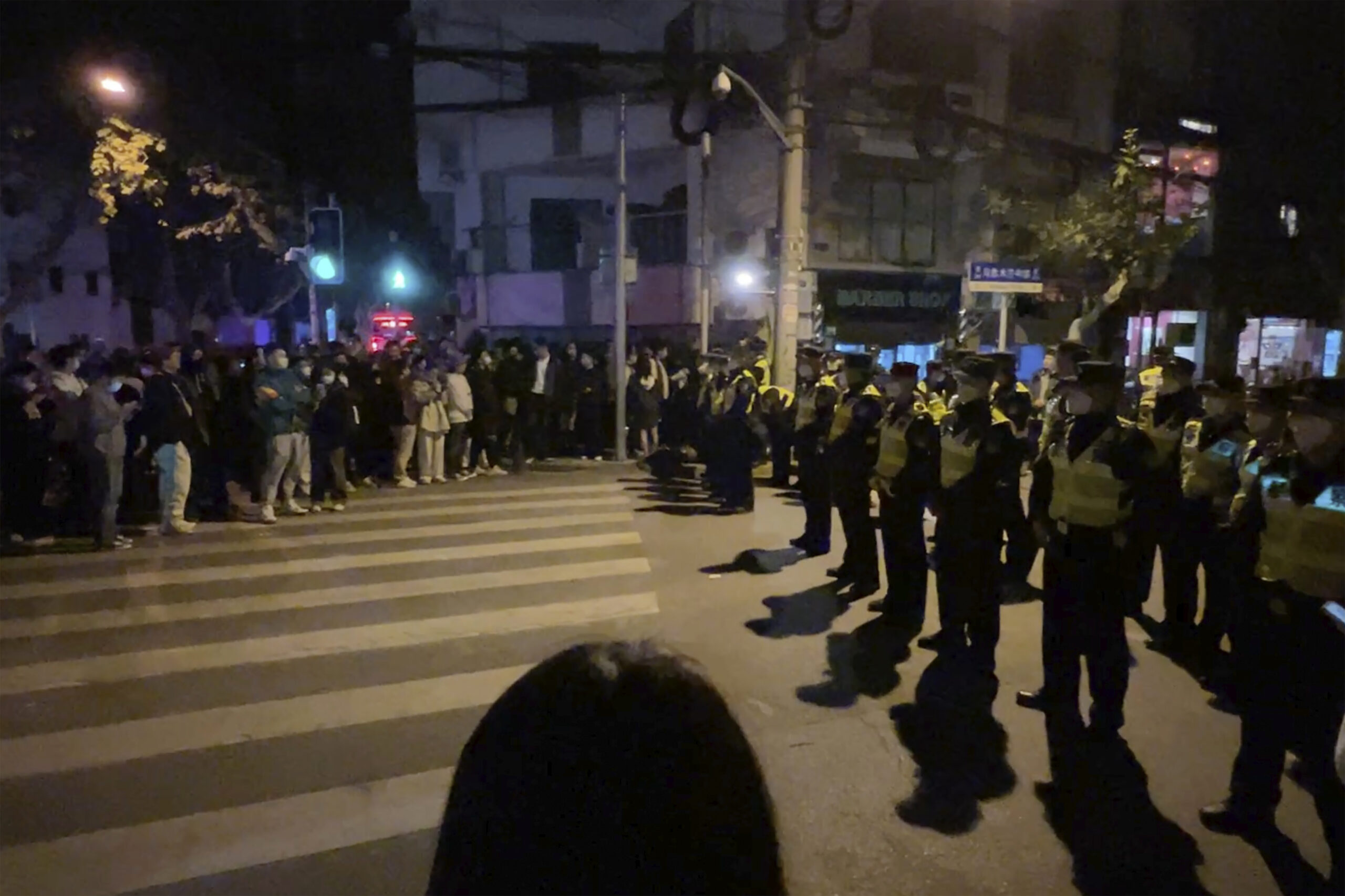 Proteste in Peking: Chinesische Polizisten versperren den Zugang zu einem Platz, an dem sich Demonstranten versammelt hatten.