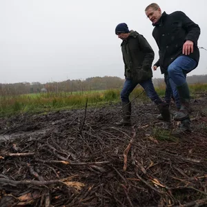 Ministerpräsident Günther hat Schleswig-Holsteins größte Moorbaustelle besucht.