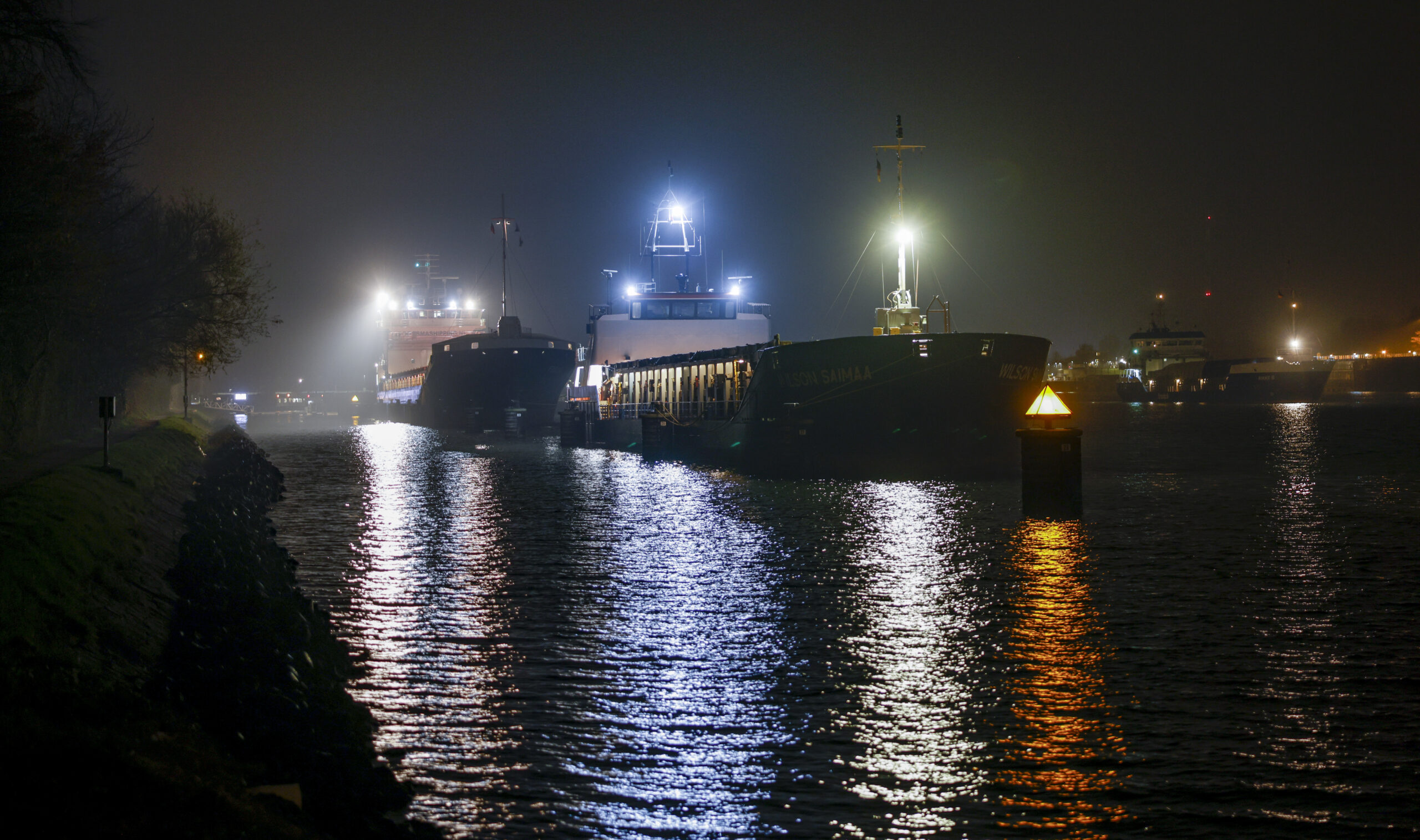 Schiffe warten an der Holtenauer Hochbrücke im Nord-Ostseekanal auf die Durchfahrt.